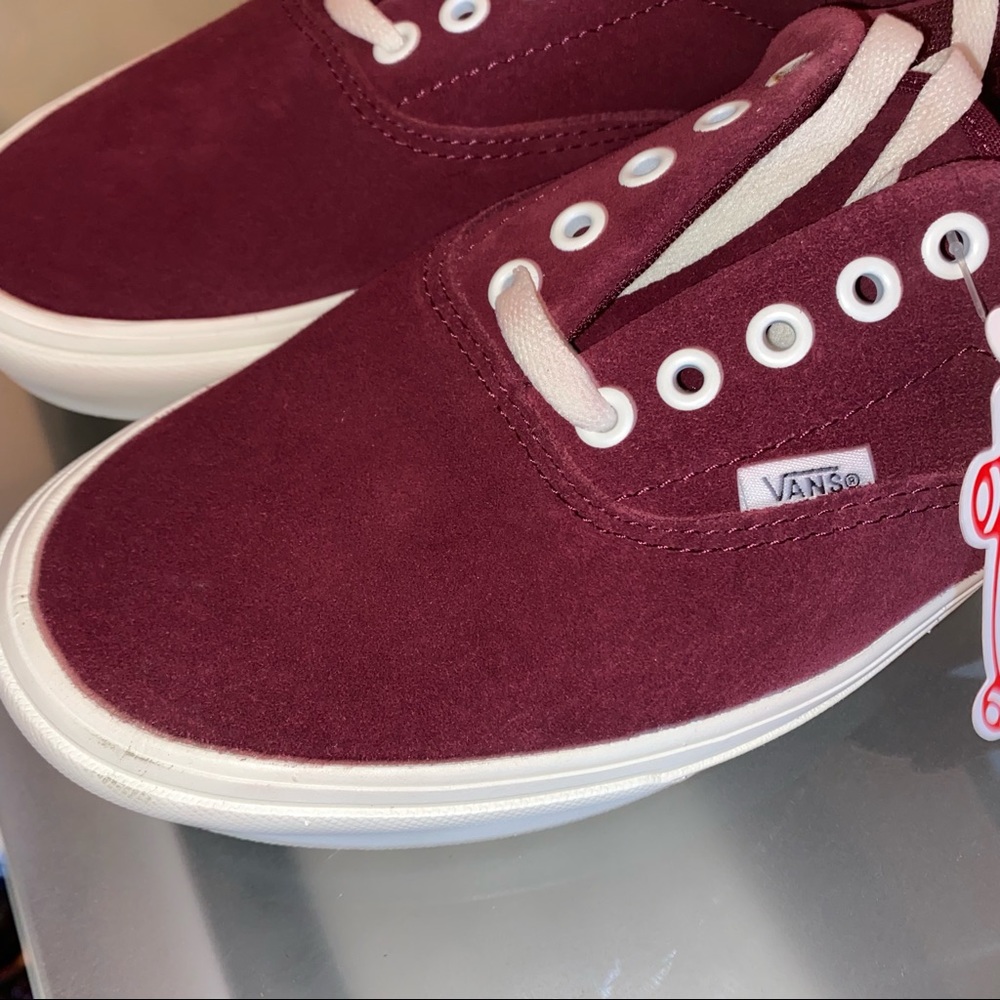 NEW IN BOX Vans M 9.5/W 11 Comfycush Era in Port Royal/marshmallow